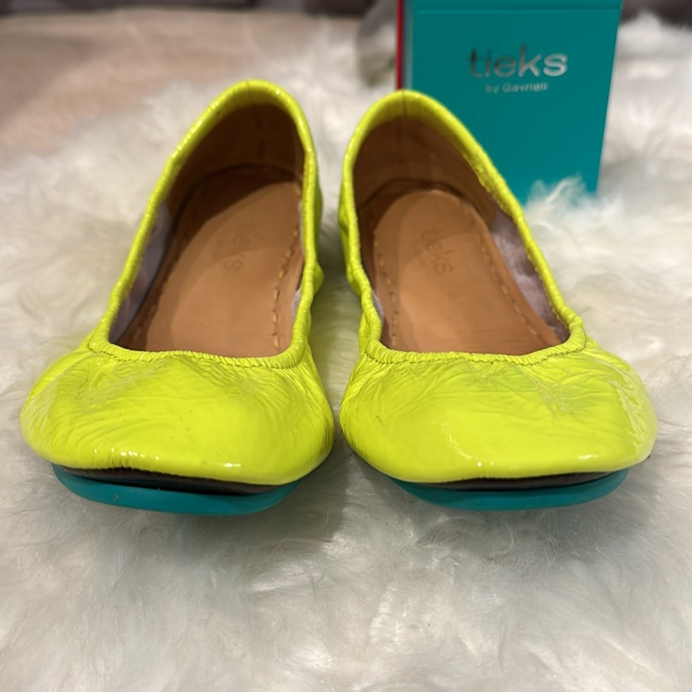 Tieks unmellow yellow size 9. Ltd release. Excellent like new condition!